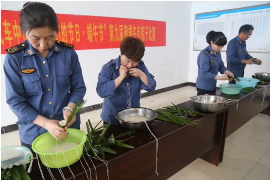 阜陽長途汽車中心站開展“我們的節日”包粽子比賽活動